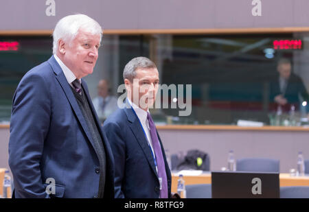 06. Dezember 2018, Belgien, Brüssel: 06.12.2018, Belgien, Brüssel: Deutscher Innenminister, Bau und Gemeinschaft Horst Lorenz Seehofer kommt für eine EU-Innenminister treffen im Justus-Lipsius-Gebäude, das europäische Hauptquartier des Rates, am 6. Dezember in Brüssel, Belgien 2018. Die Minister werden voraussichtlich einen Vorschlag für eine Verordnung über den Europäischen Grenzschutz und Küstenwache zu diskutieren. Er wird von Michael Clauss der Deutschen Ausserordentlicher und bevollmächtigter Botschafter, Ständiger Vertreter flankiert. - Keine LEITUNG SERVICE Foto: Thierry Monasse/dpa Stockfoto