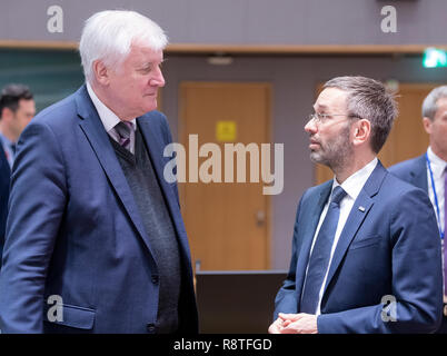 06. Dezember 2018, Belgien, Brüssel: 06.12.2018, Belgien, Brüssel: Deutscher Innenminister, Bau und Gemeinschaft Horst Lorenz Seehofer (L) im Gespräch mit dem Bundesminister des Innern, Präsident des Rates Herbert Kickl (R) vor der EU-Innenminister Konferenz im Justus-Lipsius-Gebäude, das europäische Hauptquartier des Rates, am 6. Dezember in Brüssel, Belgien 2018. Die Minister werden voraussichtlich einen Vorschlag für eine Verordnung über den Europäischen Grenzschutz und Küstenwache zu diskutieren. Herbert Kickl ist Mitglied der Freiheitlichen Partei Österreichs (FP), eine rechts-populistische und nationalen - Conserva Stockfoto