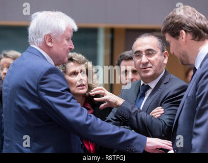 06. Dezember 2018, Belgien, Brüssel: 06.12.2018, Belgien, Brüssel: Deutscher Innenminister, Bau und Gemeinschaft Horst Lorenz Seehofer (L) im Gespräch mit dem französischen Staatssekretär für das Innenministerium Laurent Nunez (R) vor der EU-Innenminister Konferenz im Justus-Lipsius-Gebäude, das europäische Hauptquartier des Rates, am 6. Dezember 2018 in Brüssel, Belgien. Die Minister werden voraussichtlich einen Vorschlag für eine Verordnung über den Europäischen Grenzschutz und Küstenwache zu diskutieren. - Keine LEITUNG SERVICE Foto: Thierry Monasse/dpa Stockfoto