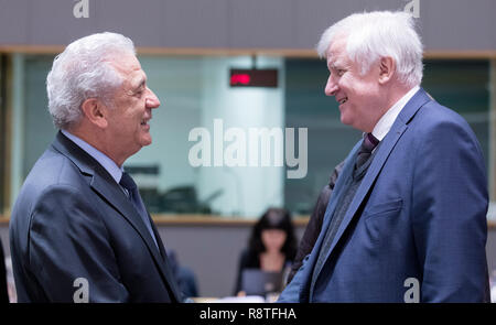 06. Dezember 2018, Belgien, Brüssel: 06.12.2018, Belgien, Brüssel: EU-Migration, Inneres und Staatsbürgerschaft Kommissar Dimitris AVRAMOPOULOS (L) im Gespräch mit dem deutschen Innenminister, Bau und Gemeinschaft Horst Lorenz Seehofer (R) vor der EU-Innenminister Konferenz im Justus-Lipsius-Gebäude, das europäische Hauptquartier des Rates, am 6. Dezember in Brüssel, Belgien 2018. Die Minister werden voraussichtlich einen Vorschlag für eine Verordnung über den Europäischen Grenzschutz und Küstenwache zu diskutieren. - Keine LEITUNG SERVICE Foto: Thierry Monasse/dpa Stockfoto