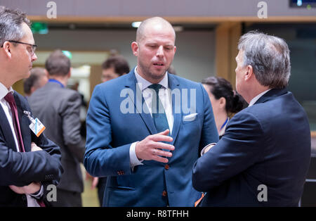 06. Dezember 2018, Belgien, Brüssel: 06.12.2018, Belgien, Brüssel: norwegische Staatssekretär bei der Ministerin der Justiz, öffentliche Sicherheit und Einwanderung Torkil Amland (L) im Gespräch mit dem belgischen Staatssekretär für die Asylpolitik, Migration und Verwaltungsvereinfachung Theo Francken (C) und dem Schweizer Staatssekretär für Migration Mario Gattiker (R) vor der EU-Innenminister Konferenz im Justus-Lipsius-Gebäude, das europäische Hauptquartier des Rates, am 6. Dezember in Brüssel, Belgien 2018. Die Minister werden voraussichtlich einen Vorschlag für eine Verordnung über den Europäischen Grenze und an der Küste zu diskutieren Stockfoto