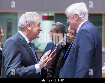 06. Dezember 2018, Belgien, Brüssel: 06.12.2018, Belgien, Brüssel: EU-Migration, Inneres und Staatsbürgerschaft Kommissar Dimitris AVRAMOPOULOS (L) im Gespräch mit dem deutschen Innenminister, Bau und Gemeinschaft Horst Lorenz Seehofer (R) vor der EU-Innenminister Konferenz im Justus-Lipsius-Gebäude, das europäische Hauptquartier des Rates, am 6. Dezember in Brüssel, Belgien 2018. Die Minister werden voraussichtlich einen Vorschlag für eine Verordnung über den Europäischen Grenzschutz und Küstenwache zu diskutieren. - Keine LEITUNG SERVICE Foto: Thierry Monasse/dpa Stockfoto