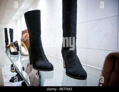 Athen, Griechenland. 17 Dez, 2018. Frauen Schuhe sind in einem Store in Athen gesehen. Credit: Loannis Alexopoulos/SOPA Images/ZUMA Draht/Alamy leben Nachrichten Stockfoto