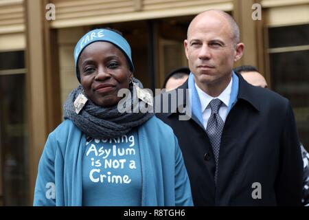 New York, NY, USA. 17. Dez, 2018. Demonstrant THERESE PATRICIA OKOUMOU, 44, der mit dem Übertreten aufgeladen wurde, ordnungswidriges Verhalten und störende mit staatlichen Funktionen nach teilweise klettern die Freiheitsstatue Monument, das am 4. Juli 2018, wurde schuldig auf alle Gebühren in der US-Bundesgericht in Manhattan am 17. Dezember 2018 gefunden. Die kongolesische US-eingebürgert - Bürger, wird am 5. März 2019 verurteilt werden und Flächen bis zu 6 Monaten Gefängnis auf jeder der drei unterschiedliche Gebühren. Abgebildet ist THERESE PATRICIA OKOUMOU und Rechtsberater Rechtsanwalt Michael AVENATTI. © 2018 G. Ronald Lopez/DigiP Stockfoto