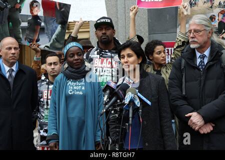 New York, NY, USA. 17. Dez, 2018. Demonstrant THERESE PATRICIA OKOUMOU, 44, der mit dem Übertreten aufgeladen wurde, ordnungswidriges Verhalten und störende mit staatlichen Funktionen nach teilweise klettern die Freiheitsstatue Monument, das am 4. Juli 2018, wurde schuldig auf alle Gebühren in der US-Bundesgericht in Manhattan am 17. Dezember 2018 gefunden. Die kongolesische US-eingebürgert - Bürger, wird am 5. März 2019 verurteilt werden und Flächen bis zu 6 Monaten Gefängnis auf jeder der drei unterschiedliche Gebühren. Abgebildet ist THERESE PATRICIA OKOUMOU und Rechtsberater Rechtsanwalt Michael AVENATTI, mit Verteidiger RON K Stockfoto