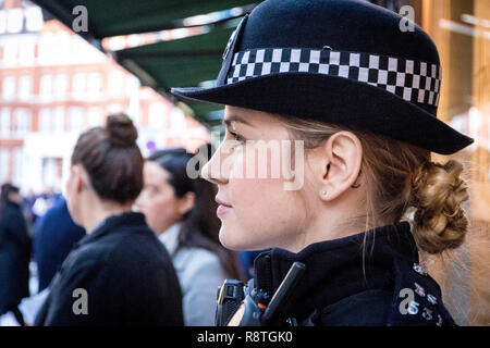 Harrods, Hans Crescent, London, UK. 17. Dezember 2018. 1.20 Uhr. Überlebende des Harrods Kaufhaus Sprengstoffanschlag vom 17. Dezember 1983 erfassen die getötet oder in die IRA Weihnachten Auto Bombe außerhalb dieses ikonische Stores in London auf der Belebtesten vor Weihnachten Samstag des Jahres platziert verletzt zu gedenken. Dies ist der 35. Jahrestag des Angriffs, bei dem sechs Menschen ums Leben gekommen, darunter drei Polizisten, wenn das Fahrzeug explodiert. Die Offiziere getötet versucht haben, um den Bereich zu löschen, wenn die Bombe aus ging. Credit: Newspics UK Süd/Alamy leben Nachrichten Stockfoto