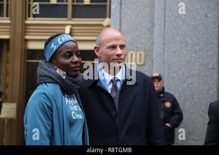 New York, NY-Bank-Studie wurde für Patricia Okoumou gehalten, mit ihren Rechtsanwälten Michael Avenatti und Ron Kuby, am Federal Court in New York City. Patricia Okoumou kletterte der Sockel der Freiheitsstatue am 4. Juli, aus Protest gegen die Inhaftierung von Kindern an der Grenze. Gastredner Hawk Newsom, der Gründer der Schwarzen lebt und Indya Adrianna Moore, transgender Schauspielerin aus darstellen. Credit: SCOOTERCASTER/Alamy leben Nachrichten Stockfoto