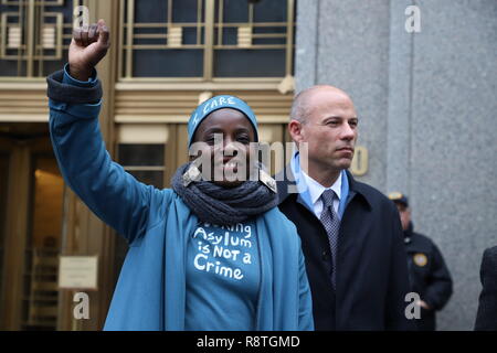 New York, NY-Bank-Studie wurde für Patricia Okoumou gehalten, mit ihren Rechtsanwälten Michael Avenatti und Ron Kuby, am Federal Court in New York City. Patricia Okoumou kletterte der Sockel der Freiheitsstatue am 4. Juli, aus Protest gegen die Inhaftierung von Kindern an der Grenze. Gastredner Hawk Newsom, der Gründer der Schwarzen lebt und Indya Adrianna Moore, transgender Schauspielerin aus darstellen. Credit: SCOOTERCASTER/Alamy leben Nachrichten Stockfoto