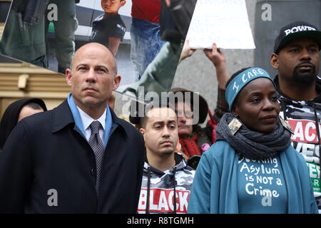 New York, NY-Bank-Studie wurde für Patricia Okoumou gehalten, mit ihren Rechtsanwälten Michael Avenatti und Ron Kuby, am Federal Court in New York City. Patricia Okoumou kletterte der Sockel der Freiheitsstatue am 4. Juli, aus Protest gegen die Inhaftierung von Kindern an der Grenze. Gastredner Hawk Newsom, der Gründer der Schwarzen lebt und Indya Adrianna Moore, transgender Schauspielerin aus darstellen. Credit: SCOOTERCASTER/Alamy leben Nachrichten Stockfoto