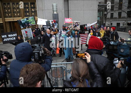 New York, NY-Bank-Studie wurde für Patricia Okoumou gehalten, mit ihren Rechtsanwälten Michael Avenatti und Ron Kuby, am Federal Court in New York City. Patricia Okoumou kletterte der Sockel der Freiheitsstatue am 4. Juli, aus Protest gegen die Inhaftierung von Kindern an der Grenze. Gastredner Hawk Newsom, der Gründer der Schwarzen lebt und Indya Adrianna Moore, transgender Schauspielerin aus darstellen. Credit: SCOOTERCASTER/Alamy leben Nachrichten Stockfoto