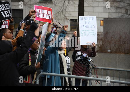 New York, NY-Bank-Studie wurde für Patricia Okoumou gehalten, mit ihren Rechtsanwälten Michael Avenatti und Ron Kuby, am Federal Court in New York City. Patricia Okoumou kletterte der Sockel der Freiheitsstatue am 4. Juli, aus Protest gegen die Inhaftierung von Kindern an der Grenze. Gastredner Hawk Newsom, der Gründer der Schwarzen lebt und Indya Adrianna Moore, transgender Schauspielerin aus darstellen. Credit: SCOOTERCASTER/Alamy leben Nachrichten Stockfoto