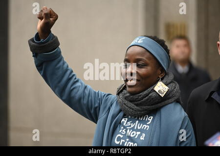 New York, USA. 17 Dez, 2018. New York, USA, 17. Dezember 2018 Freiheitsstatue Kletterer Patricia Okoumou Unterstützer begrüßt außerhalb der Bundesgerichtshof nach ihrer Überzeugung von einer haftrichter auf Misdemeanoraufladungen des Übertretens, ordnungswidriges Verhalten, und stört die Funktionsweise der Regierung für ihre Akt zivilen Ungehorsams am 4. Juli. Okoumou kletterte der Sockel der Statue gegen Trump administration Einwanderungspolitik zu protestieren. Sie ist am 5. März 2019 verurteilt zu werden. Credit: Joseph Reid/Alamy leben Nachrichten Stockfoto