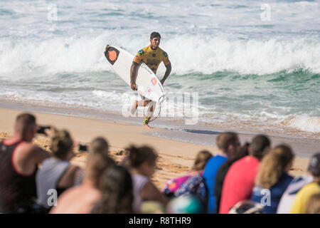 Ehukai Beach Park, Haleiwa, Hawaii, USA. Dezember 17, 2018 - Gabriel Medina läuft am Strand während der Aktion Viertelfinale am Billabong Pipe Masters 2018 in Erinnerung an Andy Irons bei Ehukai Beach Park in Haleiwa, HI. Glenn Yoza/CSM Credit: Cal Sport Media/Alamy leben Nachrichten Stockfoto