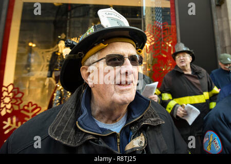 Chicago, USA. 17. Dezember 2018. Chicago Feuerwehrmänner, außerhalb Macy's Flagship Store an der alten Marshall Fields Gebäude an der State Street, singen Weihnachtslieder, Geld für die lokale Heilsarmee Liebe zu erhöhen. Credit: Stephen Chung/Alamy leben Nachrichten Stockfoto