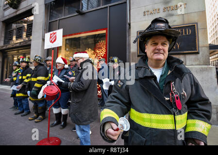 Chicago, USA. 17. Dezember 2018. Chicago Feuerwehrmänner, außerhalb Macy's Flagship Store an der alten Marshall Fields Gebäude an der State Street, singen Weihnachtslieder, Geld für die lokale Heilsarmee Liebe zu erhöhen. Credit: Stephen Chung/Alamy leben Nachrichten Stockfoto