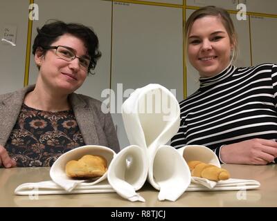 Wien, Österreich. 19 Nov, 2018. Aline Schwabl (r) und Bibiana Fugger, die zwei Mitarbeiter der Silberkammer der Wiener Hofburg, halten das Geheimnis der kaiserlichen Serviette. Die Faltung ist streng vertraulich und das Wissen wird nur mündlich weitergegeben. Die Kosten, die mit Bankette auch angetrieben wird mit den Servietten, ist ein Luxus mit Tradition. (Dpa' Kaiserserviette als Staatsgeheimnis in Österreich" vom 18.12.2018) Credit: Matthias Röder/dpa/Alamy leben Nachrichten Stockfoto