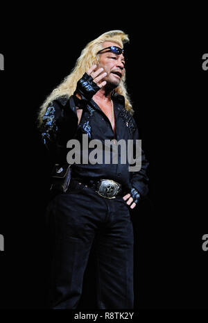 Indianapolis, IN, USA. 14 Dez, 2018. 14. Dezember 2018 - Reality-TV-Star Duane "Dog The Bounty Hunter' Chapman sagt, dass er jeden Tag betet zu Gott zu seiner Frau Beth's unheilbaren Krebs heilen. Foto: 2009 Dog The Bounty Hunter, Hamilton Place Theater, Hamilton, Ontario, Kanada. Photo Credit: Brent Perniac/AdMedia Credit: Brent Perniac/AdMedia/ZUMA Draht/Alamy leben Nachrichten Stockfoto