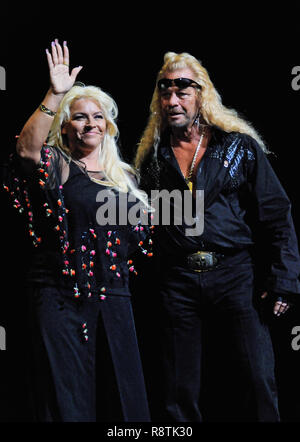 Indianapolis, IN, USA. 14 Dez, 2018. 14. Dezember 2018 - Reality-TV-Star Duane "Dog The Bounty Hunter' Chapman sagt, dass er jeden Tag betet zu Gott zu seiner Frau Beth's unheilbaren Krebs heilen. Foto: 2009 Dog The Bounty Hunter, Hamilton Place Theater, Hamilton, Ontario, Kanada. Photo Credit: Brent Perniac/AdMedia Credit: Brent Perniac/AdMedia/ZUMA Draht/Alamy leben Nachrichten Stockfoto