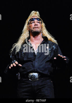 Indianapolis, IN, USA. 14 Dez, 2018. 14. Dezember 2018 - Reality-TV-Star Duane "Dog The Bounty Hunter' Chapman sagt, dass er jeden Tag betet zu Gott zu seiner Frau Beth's unheilbaren Krebs heilen. Foto: 2009 Dog The Bounty Hunter, Hamilton Place Theater, Hamilton, Ontario, Kanada. Photo Credit: Brent Perniac/AdMedia Credit: Brent Perniac/AdMedia/ZUMA Draht/Alamy leben Nachrichten Stockfoto