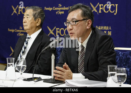 Tokio, Japan. 18 Dez, 2018. (L und R) Ex-Tokyo Gouverneur Shintaro Ishihara und Masaru Sasaki ehemaliger Vizepräsident der Tokyo Metropolitan Gesundheit und medizinische Behandlung Corporation und Experte in der Katastrophe, Sprechen während einer Pressekonferenz an der ausländischen Korrespondenten "Club für Japan. Ishihara neben Sasaki kam zu dem Verein für bessere medizinische Antworten für die japanischen Selbstverteidigungsstreitkräfte (SDF), die ihr Leben für die Verteidigung des Landes Gefahr zu nennen. Im Oktober, ein japanischer Soldat starb, und eine andere war aufgrund eines Verkehrsunfalls bei einer gemeinsamen Übung in den Philippinen verletzt. (Bild: © rodr Stockfoto