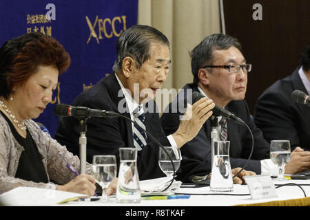 Tokio, Japan. 18 Dez, 2018. Ex-Tokyo Gouverneur Shintaro Ishihara (C) und Masaru Sasaki (R) der ehemalige Vizepräsident der Tokyo Metropolitan Gesundheit und medizinische Behandlung Corporation und Experte in der Katastrophe, Sprechen während einer Pressekonferenz an der ausländischen Korrespondenten "Club für Japan. Ishihara neben Sasaki kam zu dem Verein für bessere medizinische Antworten für die japanischen Selbstverteidigungsstreitkräfte (SDF), die ihr Leben für die Verteidigung des Landes Gefahr zu nennen. Im Oktober, ein japanischer Soldat starb, und eine andere war aufgrund eines Verkehrsunfalls bei einer gemeinsamen Übung in den Philippinen verletzt. (Bild: © rodri Stockfoto