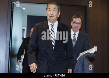 Tokio, Japan. 18 Dez, 2018. Ex-Tokyo Gouverneur Shintaro Ishihara (L) und Masaru Sasaki (R) der ehemalige Vizepräsident der Tokyo Metropolitan Gesundheit und medizinische Behandlung Corporation und Experte in der Katastrophe, an einer Pressekonferenz an der ausländischen Korrespondenten "Club für Japan. Ishihara neben Sasaki kam zu dem Verein für bessere medizinische Antworten für die japanischen Selbstverteidigungsstreitkräfte (SDF), die ihr Leben für die Verteidigung des Landes Gefahr zu nennen. Im Oktober, ein japanischer Soldat starb, und eine andere war aufgrund eines Verkehrsunfalls bei einer gemeinsamen Übung in den Philippinen verletzt. (Bild: © Rodrigo Rey Stockfoto