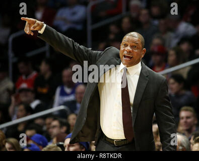 Los Angeles, Kalifornien, USA. 17 Dez, 2018. Los Angeles Clippers Head Coach Doc Rivers in einem NBA Basketball Spiel zwischen Los Angeles Clippers und Portland Trail Blazers Montag, Dezember 17, 2018, in Los Angeles. Die Trail Blazers gewann 131-127. Credit: Ringo Chiu/ZUMA Draht/Alamy leben Nachrichten Stockfoto