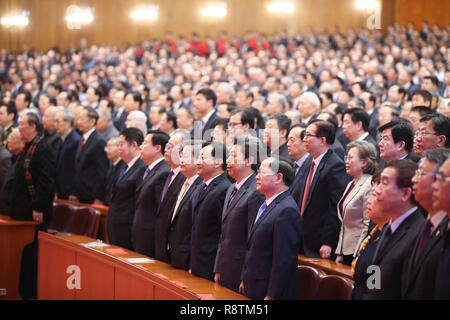 Peking, China. 18 Dez, 2018. China hält eine große Sammlung der 40. Jahrestag der Reform und Öffnung des Landes zu feiern - in der Großen Halle des Volkes in Peking, der Hauptstadt von China, Dez. 18, 2018. Credit: Yao Dawei/Xinhua/Alamy leben Nachrichten Stockfoto