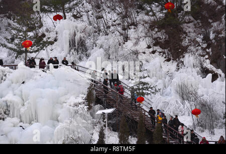 Linxia, Gansu Provinz Chinas. 16 Dez, 2018. Touristen bewundern Eiszapfen an Dadunxia scenic Spot in Linxia Hui Autonomen Präfektur im Nordwesten der chinesischen Provinz Gansu, Dez. 16, 2018. Credit: Shi Youdong/Xinhua/Alamy leben Nachrichten Stockfoto