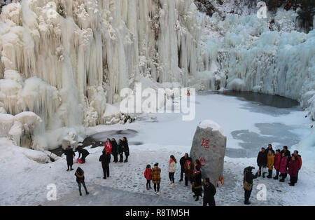 Linxia, Gansu Provinz Chinas. 16 Dez, 2018. Touristen bewundern Eiszapfen an Dadunxia scenic Spot in Linxia Hui Autonomen Präfektur im Nordwesten der chinesischen Provinz Gansu, Dez. 16, 2018. Credit: Shi Youdong/Xinhua/Alamy leben Nachrichten Stockfoto