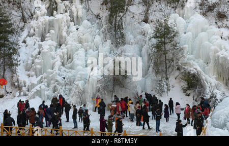 Linxia, Gansu Provinz Chinas. 16 Dez, 2018. Touristen bewundern Eiszapfen an Dadunxia scenic Spot in Linxia Hui Autonomen Präfektur im Nordwesten der chinesischen Provinz Gansu, Dez. 16, 2018. Credit: Shi Youdong/Xinhua/Alamy leben Nachrichten Stockfoto