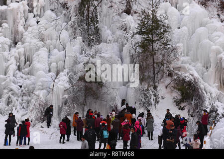 Linxia, Gansu Provinz Chinas. 16 Dez, 2018. Touristen bewundern Eiszapfen an Dadunxia scenic Spot in Linxia Hui Autonomen Präfektur im Nordwesten der chinesischen Provinz Gansu, Dez. 16, 2018. Credit: Shi Youdong/Xinhua/Alamy leben Nachrichten Stockfoto