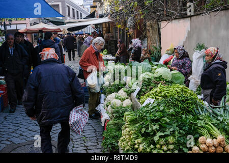 11.12.2018, Türkei, Reifen: Markttag in Reifen in der türkischen Provinz Izmir. Eine Frau kauft frisches Gemüse am Marktstand. Foto: Jens Kalaene/dpa-Zentralbild/ZB | Verwendung weltweit Stockfoto