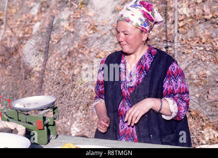 Usbekische Frau mit ihren Schuppen hinter ihr auf dem Markt der chiwa mit Gemüse Stall-, Analog- und Undatiert Bild von Oktober 1992. Chiwa war für Jahrhunderte ein Raub islamischen Handels- und Hauptstadt des Khanats Chiwa auf der Seidenstraße, im Jahre 1873 die Stadt von russischen Truppen erobert wurde und von da an Einfluss Russlands und wurde später Teil der Sowjetunion als Usbekischen Sowjetrepublik. Foto: Matthias Toedt/dpa zentrale Bild/ZB/picture Alliance | Verwendung weltweit Stockfoto