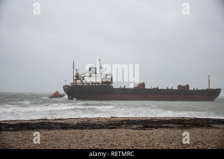 Strand von Falmouth, Cornwall, UK. 18 Dez, 2018. Russisches Frachtschiff läuft auf Grund von Gyllyngvase Beach Falmouth Cornwall UK 18-12-2018 Mit dem falmouth Rettungsboot Credit: Kathleen weiß/Alamy leben Nachrichten Stockfoto