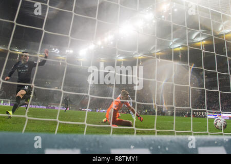 Filip KOSTIC (links, F) schießt gegen Torwart Lukas HRADECKY (LEV) das Ziel auf 2:0 für Eintracht Frankfurt, Aktion, Fußball 1. Fussballbundesliga, 15. Spieltag, Eintracht Frankfurt (F) - Bayer 04 Leverkusen mit 2:1, am 16.12.2018 in Frankfurt/Deutschland. € | Nutzung weltweit Stockfoto