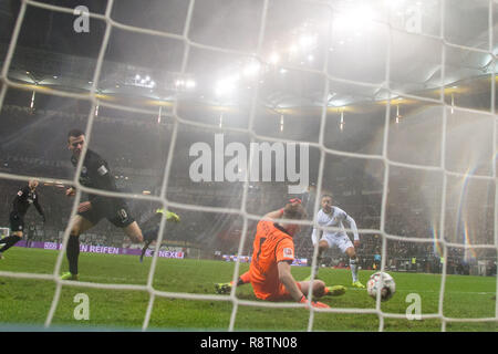 Filip KOSTIC (links, F) schießt gegen Torwart Lukas HRADECKY (LEV) das Ziel auf 2:0 für Eintracht Frankfurt, Aktion, Fußball 1. Fussballbundesliga, 15. Spieltag, Eintracht Frankfurt (F) - Bayer 04 Leverkusen mit 2:1, am 16.12.2018 in Frankfurt/Deutschland. € | Nutzung weltweit Stockfoto