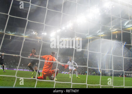 Filip KOSTIC (links, F) schießt gegen Torwart Lukas HRADECKY (LEV) das Ziel auf 2:0 für Eintracht Frankfurt, Aktion, Fußball 1. Fussballbundesliga, 15. Spieltag, Eintracht Frankfurt (F) - Bayer 04 Leverkusen mit 2:1, am 16.12.2018 in Frankfurt/Deutschland. € | Nutzung weltweit Stockfoto