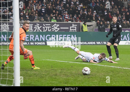 Ante REBIC (rechts, F) schießt gegen Zinn JEDVAJ (mi., LEV) und Torwart Lukas HRADECKY (LEV) auf das Ziel, Aktion, Kampf um den Ball, Fußball 1. Fussballbundesliga, 15. Spieltag, Eintracht Frankfurt (F) - Bayer 04 Leverkusen 2:1, am 16/12/Frankfurt/Deutschland 2018. € | Nutzung weltweit Stockfoto