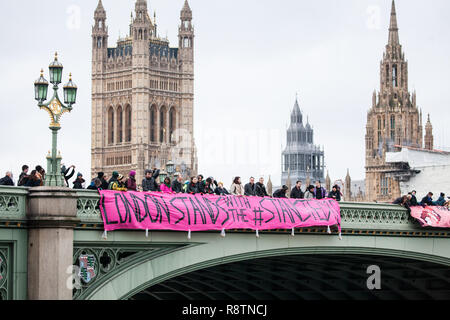 London, Großbritannien. 18. Dezember, 2018. Aktivisten aus der ganzen Vereinigten Königreich von Jonathan Bartley, Co - Führer der Grünen Partei begleitet, drop ein Banner von Westminster Bridge in Solidarität mit der Stansted 15 und alle Migranten auf den Internationalen Tag der Migranten. Der Stansted 15 wurden am 10. Dezember von Anti überführt - Terrorismus Handlung unter der Luftfahrt und Maritime Security Act 1990 folgenden gewaltfreie direkte Aktionen, um zu versuchen, ein Home Office Abschiebung Flug prekären Migrantinnen zu Nigeria, Ghana und Sierra Leone aus weg von Stansted Airport im März 2017 zu verhindern. Credit: Mark Kerrison/ Stockfoto