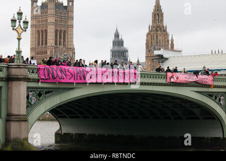 London, Großbritannien. 18. Dezember, 2018. Aktivisten aus der ganzen Vereinigten Königreich von Jonathan Bartley, Co - Führer der Grünen Partei begleitet, drop ein Banner von Westminster Bridge in Solidarität mit der Stansted 15 und alle Migranten auf den Internationalen Tag der Migranten. Der Stansted 15 wurden am 10. Dezember von Anti überführt - Terrorismus Handlung unter der Luftfahrt und Maritime Security Act 1990 folgenden gewaltfreie direkte Aktionen, um zu versuchen, ein Home Office Abschiebung Flug prekären Migrantinnen zu Nigeria, Ghana und Sierra Leone aus weg von Stansted Airport im März 2017 zu verhindern. Credit: Mark Kerrison/ Stockfoto