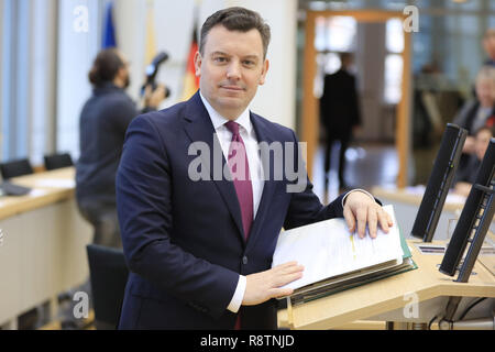 Magdeburg, Deutschland. 18 Dez, 2018. Andre Schröder (CDU), Finanzminister des Landes Sachsen-Anhalt, des Lautsprechers im Plenarsaal des Landtags. Der Landtag in Magdeburg diskutiert über den Haushalt für 2019. Die Landesregierung will insgesamt 11,5 Milliarden Euro zu verbringen. Credit: Peter Gercke/dpa-Zentralbild/dpa/Alamy leben Nachrichten Stockfoto