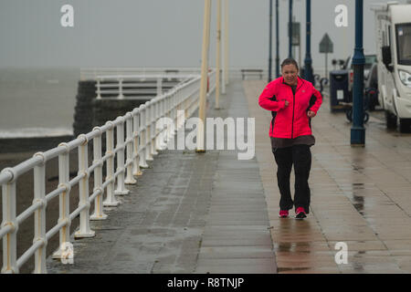 Aberystwyth Wales UK, Dienstag, 18. Dezember 2018 Großbritannien Wetter: einen nassen und windigen Tag in Aberystwyth Wales, mit dem Met Office eine 'gelbe' Warnung für Heavy Rain und die Gefahr von störenden Überschwemmungen und schlechte Voraussetzungen für die meisten von Wales und Südwestengland Photo Credit: Keith Morris/Alamy leben Nachrichten Stockfoto