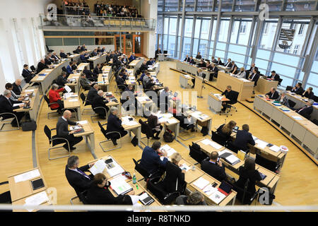 Magdeburg, Deutschland. 18 Dez, 2018. Blick in den Plenarsaal des Landtages von Sachsen-Anhalt. Der Landtag in Magdeburg diskutiert über den Haushalt für 2019. Die Landesregierung will insgesamt 11,5 Milliarden Euro zu verbringen. Credit: Peter Gercke/dpa-Zentralbild/dpa/Alamy leben Nachrichten Stockfoto