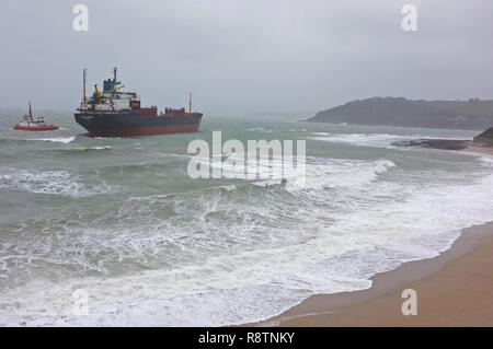 Falmouth, Cornwall, UK. 18 Dez, 2018. Die kuzma Minin bulk carrier Schiff sitzt auf der Gyllyngvase Beach mit 18 russischen Besatzungsmitglieder an Bord warten auf eine Rettung von der Küstenwache Schiffbruch. Starke Winde wehten das Schiff an bei ca. 5:40 Uhr. Credit: Stephen Parker/Alamy leben Nachrichten Stockfoto