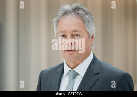 Hannover, Deutschland. 18 Dez, 2018. Bernhard Witthaut, der neue Präsident des Amtes für den Schutz der Verfassung des Landes Niedersachsen, steht in der Niedersächsischen Parlament. Die Osnabrücker Polizei Präsident Witthaut wird neuer Leiter der Niedersächsischen Amt für den Schutz der Verfassung. Credit: Julian Stratenschulte/dpa/Alamy leben Nachrichten Stockfoto