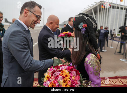 Erbil, Irak. 18 Dez, 2018. Heiko Maas (SPD, l), Außenminister, ist auf dem Flughafen in Erbil begrüßt. Nach Kuwait Maas Besuche im Irak. Credit: Jens Büttner/dpa-Zentralbild/dpa/Alamy leben Nachrichten Stockfoto