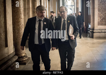 Barcelona, Katalonien, Spanien. 18 Dez, 2018. Katalanische Präsident QUIM TORRA (R) Spaziergänge entlang des Parlaments von Katalonien in Barcelona. Credit: Jordi Boixareu/ZUMA Draht/Alamy leben Nachrichten Stockfoto