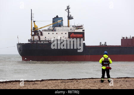 Falmouth, Cornwall, UK. 18. Dez 2018 ein 16.000-Tonnen Russisches Frachtschiff run hat sich auf einem Strand in Cornwall. Die massive Schiff, geglaubt, die zu Kuzma Minin, geerdeten Gyllyngvase Beach in Falmouth bei etwa 05:40 GMT. Die Maritime und Küstenwache Agentur sagte, die 590 ft Schiff Anker und hat eine Liste von etwa fünf Grad gezogen hatte. Es gibt keine Ladung auf dem Schiff, die hat 18 russische Crew an Bord. - - - - - - - - - - - - - - - - - - - - - - - - - - - - - - - - - - - - - - - - - - - - - - - - - - - - Credit: Apex/Alamy leben Nachrichten Stockfoto