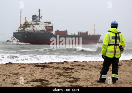 Falmouth, Cornwall, UK. 18. Dez 2018 ein 16.000-Tonnen Russisches Frachtschiff run hat sich auf einem Strand in Cornwall. Die massive Schiff, geglaubt, die zu Kuzma Minin, geerdeten Gyllyngvase Beach in Falmouth bei etwa 05:40 GMT. Die Maritime und Küstenwache Agentur sagte, die 590 ft Schiff Anker und hat eine Liste von etwa fünf Grad gezogen hatte. Es gibt keine Ladung auf dem Schiff, die hat 18 russische Crew an Bord. - - - - - - - - - - - - - - - - - - - - - - - - - - - - - - - - - - - - - - - - - - - - - - - - - - - - Credit: Apex/Alamy leben Nachrichten Stockfoto